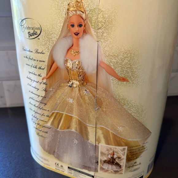 2000 Celebration Barbie - Picture 5 of 10
